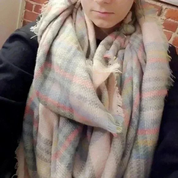 Pink blanket Scarf - Picture 1 of 2